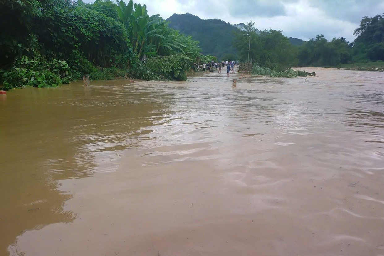 Không cho người, phương tiện đi vào khu vực ngập sâu, nước chảy xiết