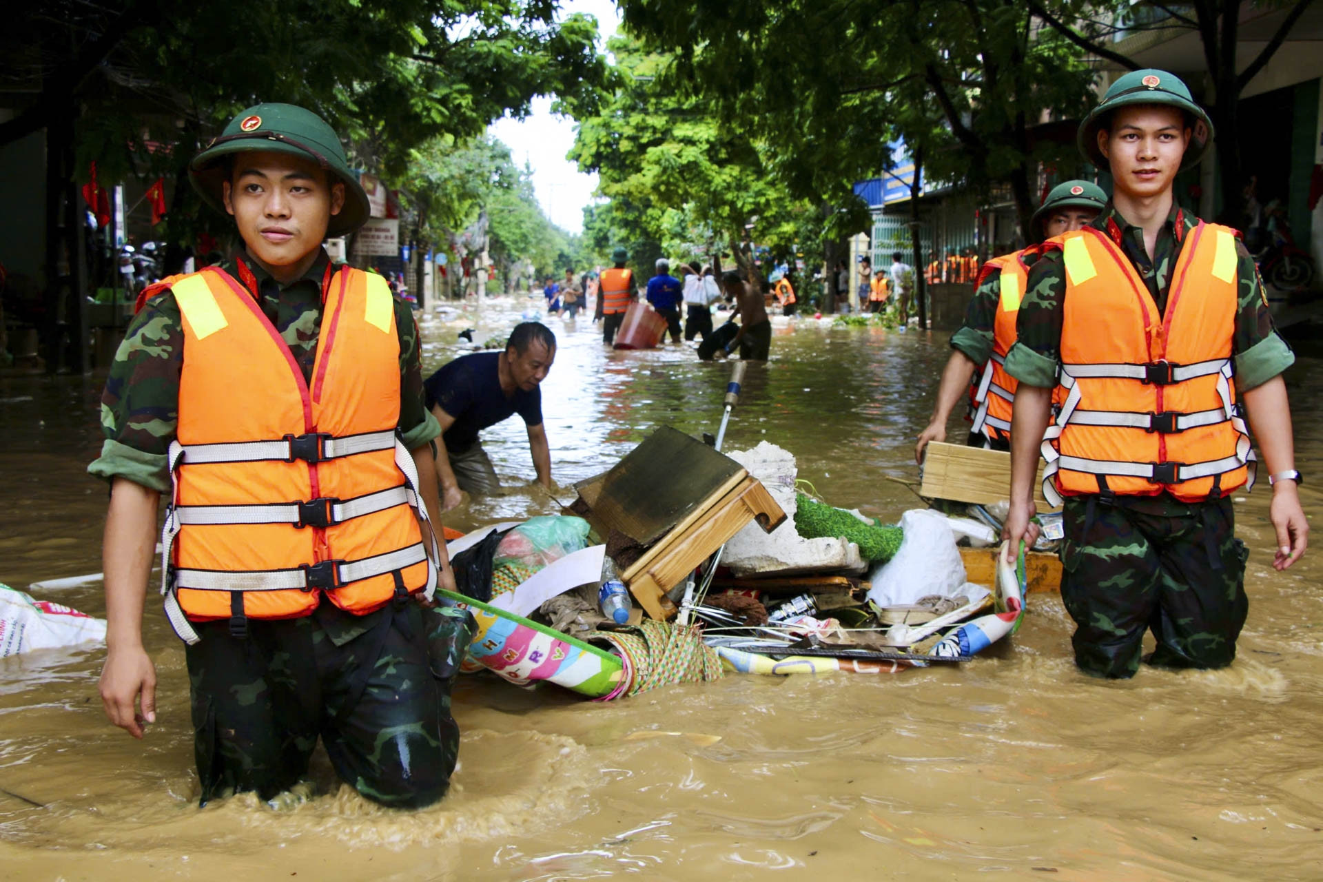 Mực nước sông Cầu ở Thái Nguyên giảm dần, người dân tất bật dọn dẹp sau lũ