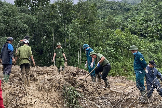 Người trong vùng lũ tương trợ nhau: “Chúng tôi còn giúp nữa”