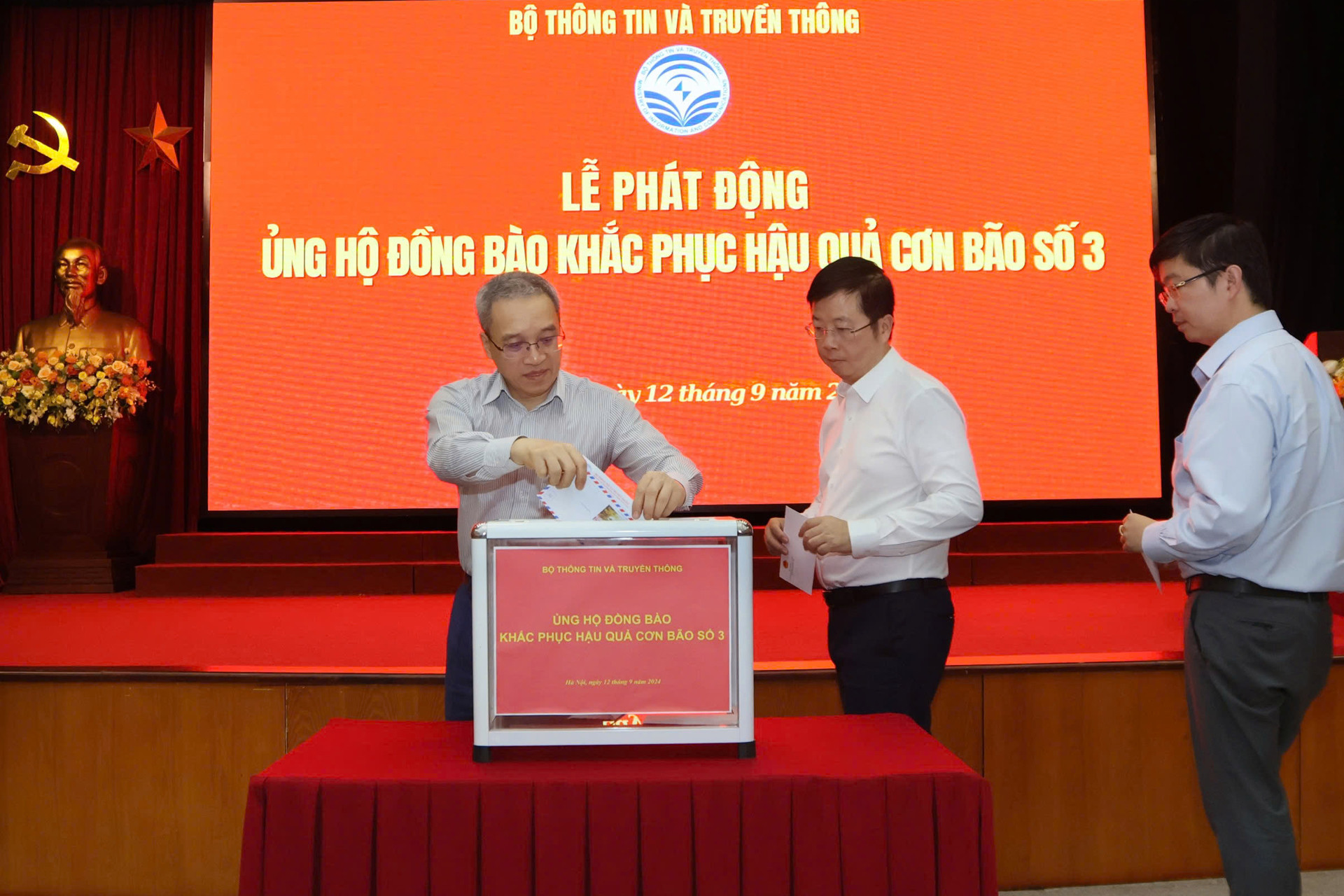 phat dong quyen gop ung ho dong bao khac phuc bao Yagi 3 1.jpg