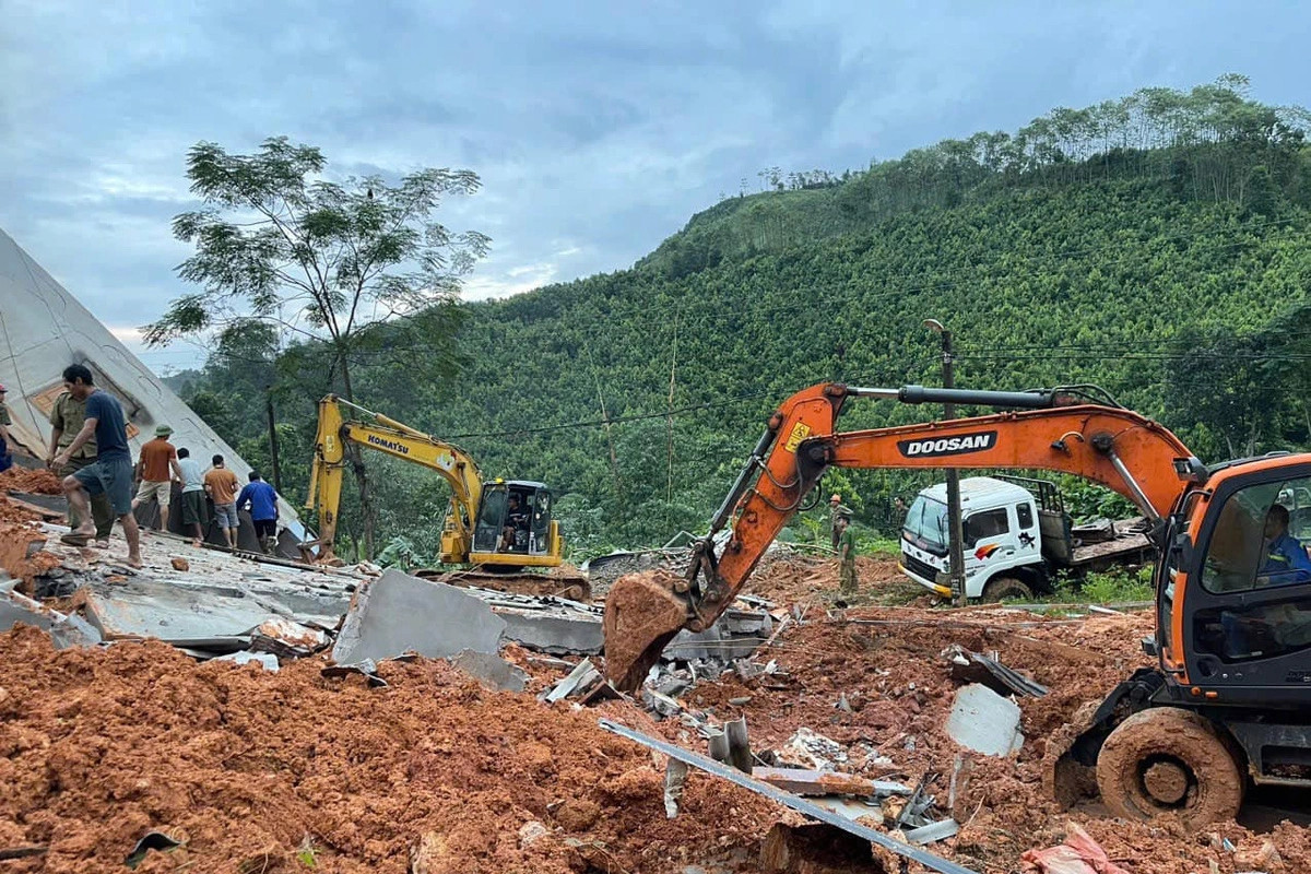 Sạt lở đè sập 3 ngôi nhà liền nhau, 2 vợ chồng ở Yên Bái bị vùi lấp