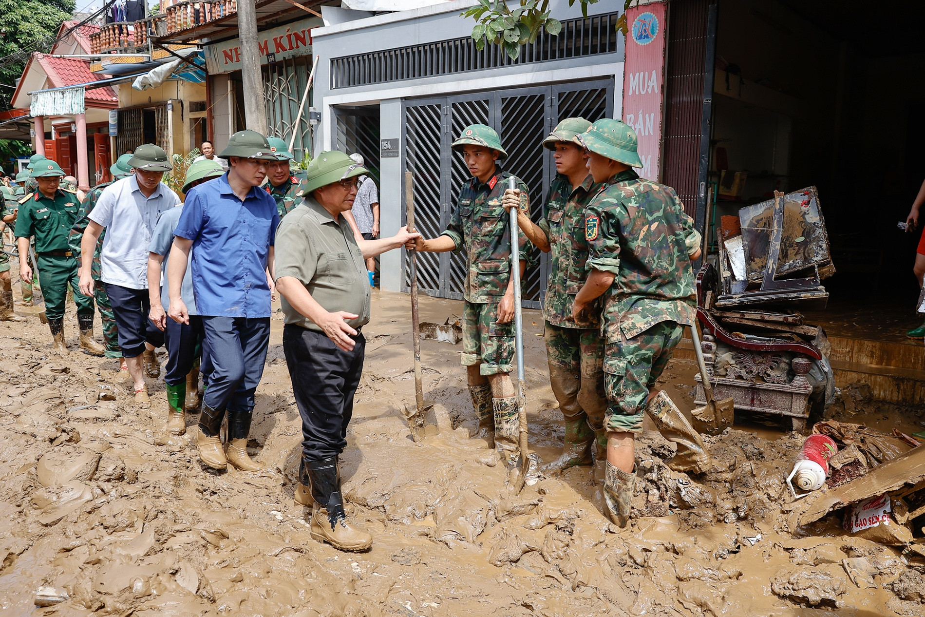 Thủ tướng lội bùn thăm hỏi dân, động viên các lực lượng cứu hộ tại Yên Bái