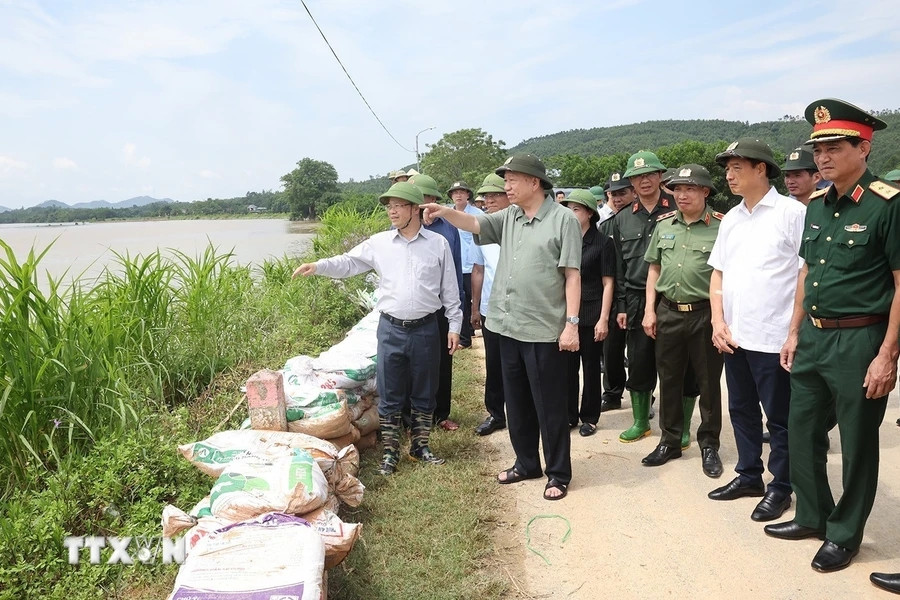 Tổng Bí thư, Chủ tịch nước kiểm tra công tác phòng, chống lụt bão ở Tuyên Quang