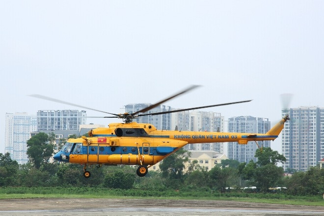 Trực thăng Không quân cất cánh bay tìm kiếm cứu nạn, chở hàng vào tâm lũ