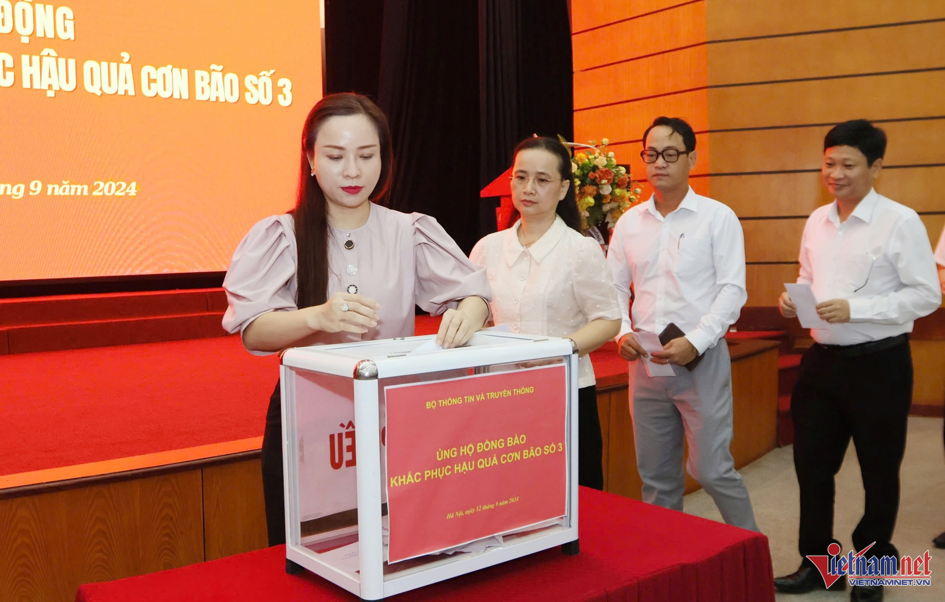 W-phat dong quyen gop ung ho dong bao khac phuc bao Yagi 1 1.jpg