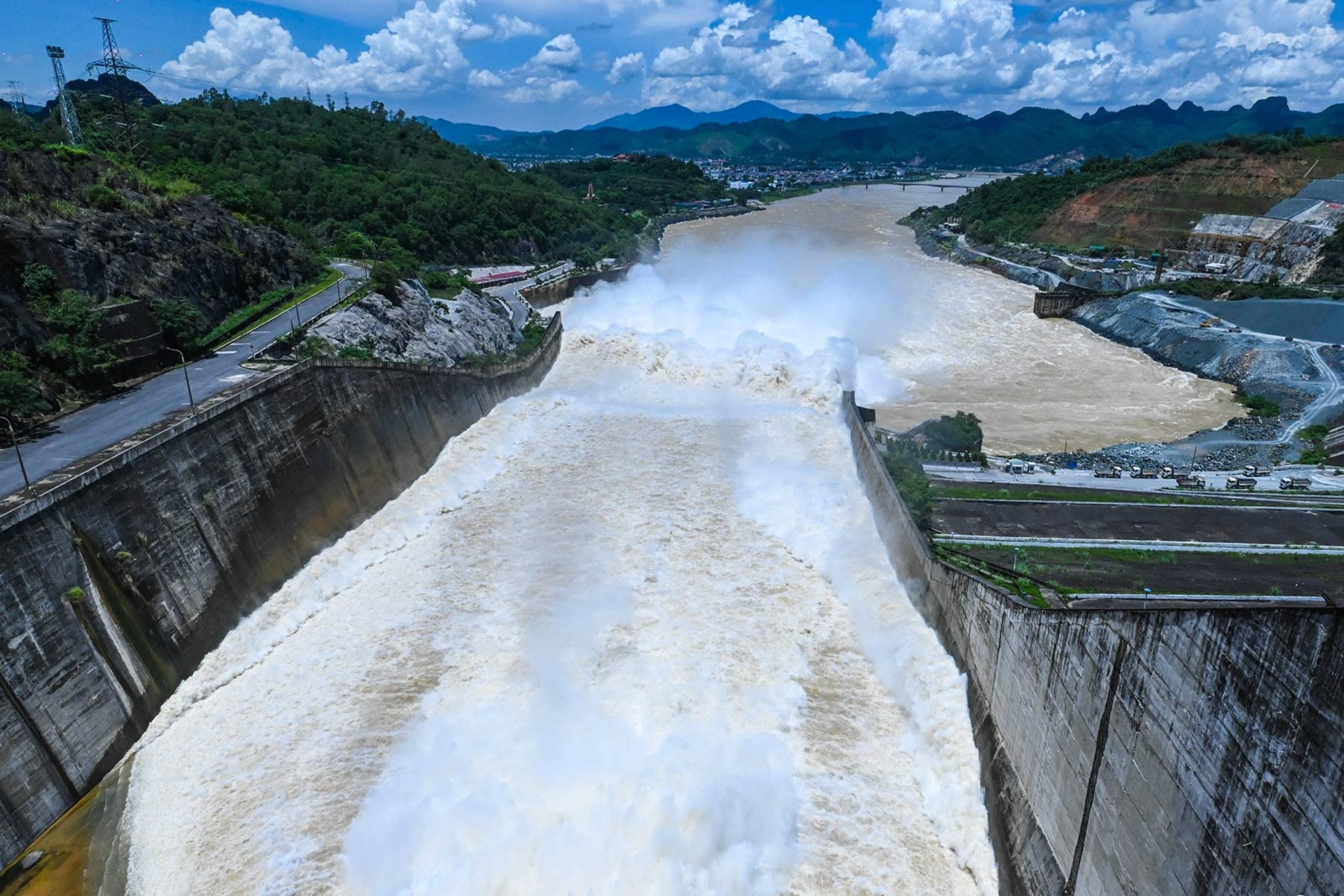 5 hồ thuỷ điện lớn phía Bắc đóng toàn bộ cửa xả lũ; hơn 5,6 triệu hộ có điện lại