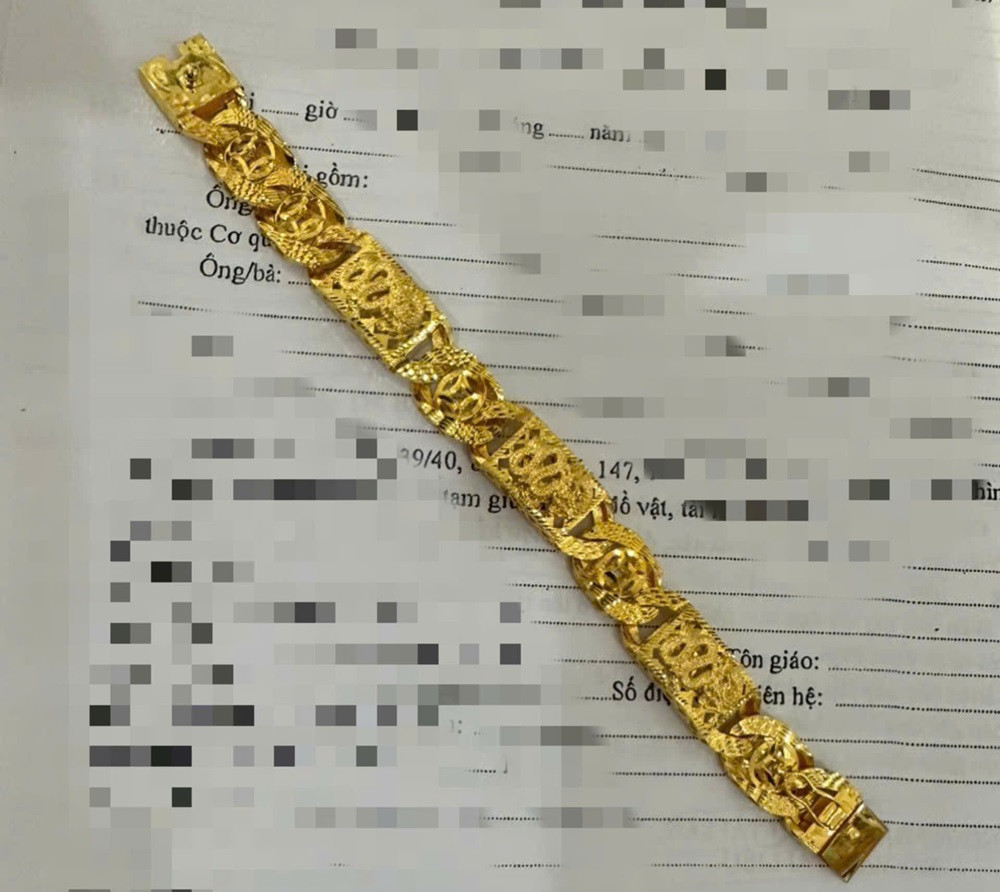 Bắt “nóng” nam thanh niên vờ hỏi mua lắc vàng rồi cướp, bỏ chạy..jpg