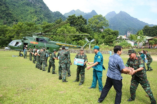 Cùng trực thăng 'vượt mây, lách núi' đưa hàng cứu trợ đến nơi tứ bề chia cắt