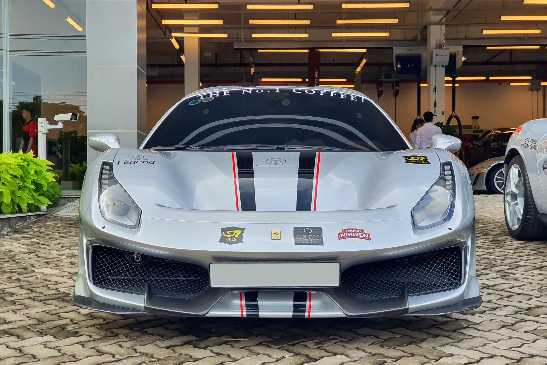 Dàn siêu xe Ferrari của ông Đặng Lê Nguyên Vũ đi bảo dưỡng đón Gumball 3000