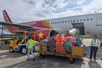 Nhân viên Vietjet đến Tuyên Quang cứu trợ vùng bão lũ