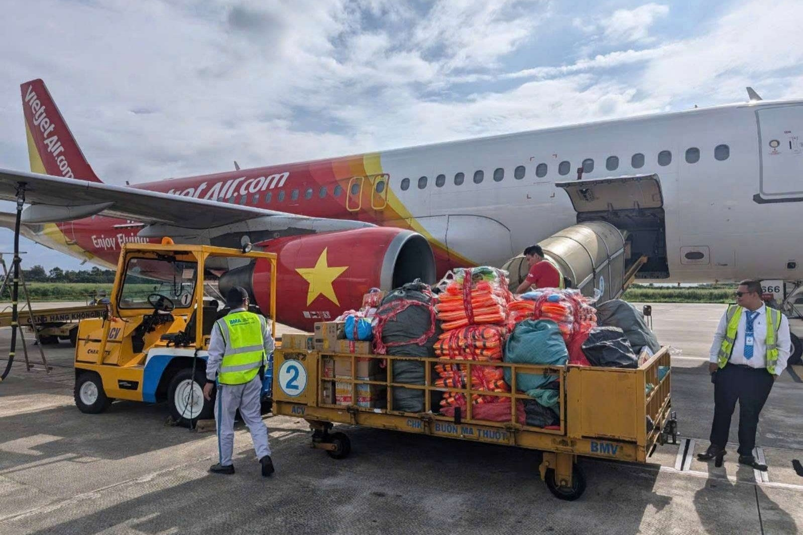 Nhân viên Vietjet đến Tuyên Quang cứu trợ vùng bão lũ