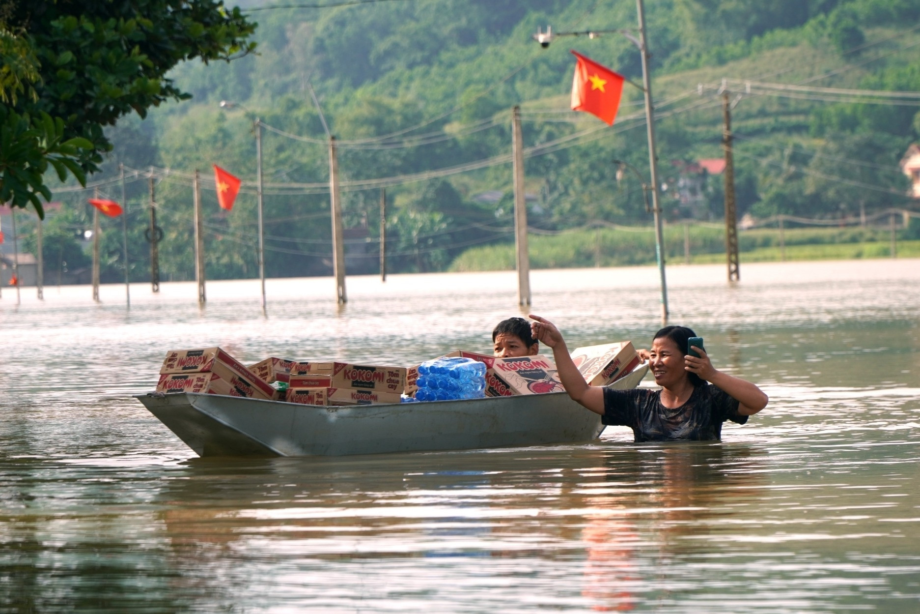 Nước sông dâng 5 ngày chưa rút, hơn 300 hộ dân ở Thanh Hóa bị cô lập