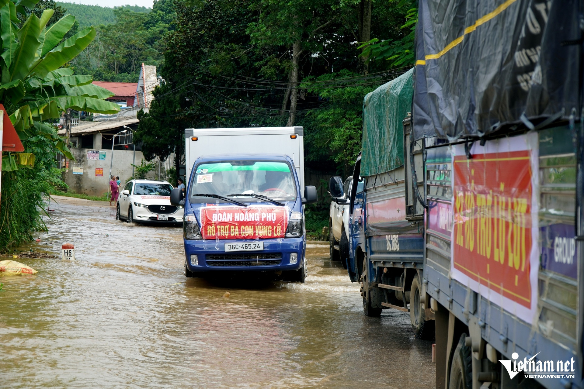 W-a10Nước lũ cao ngang ngực.jpg