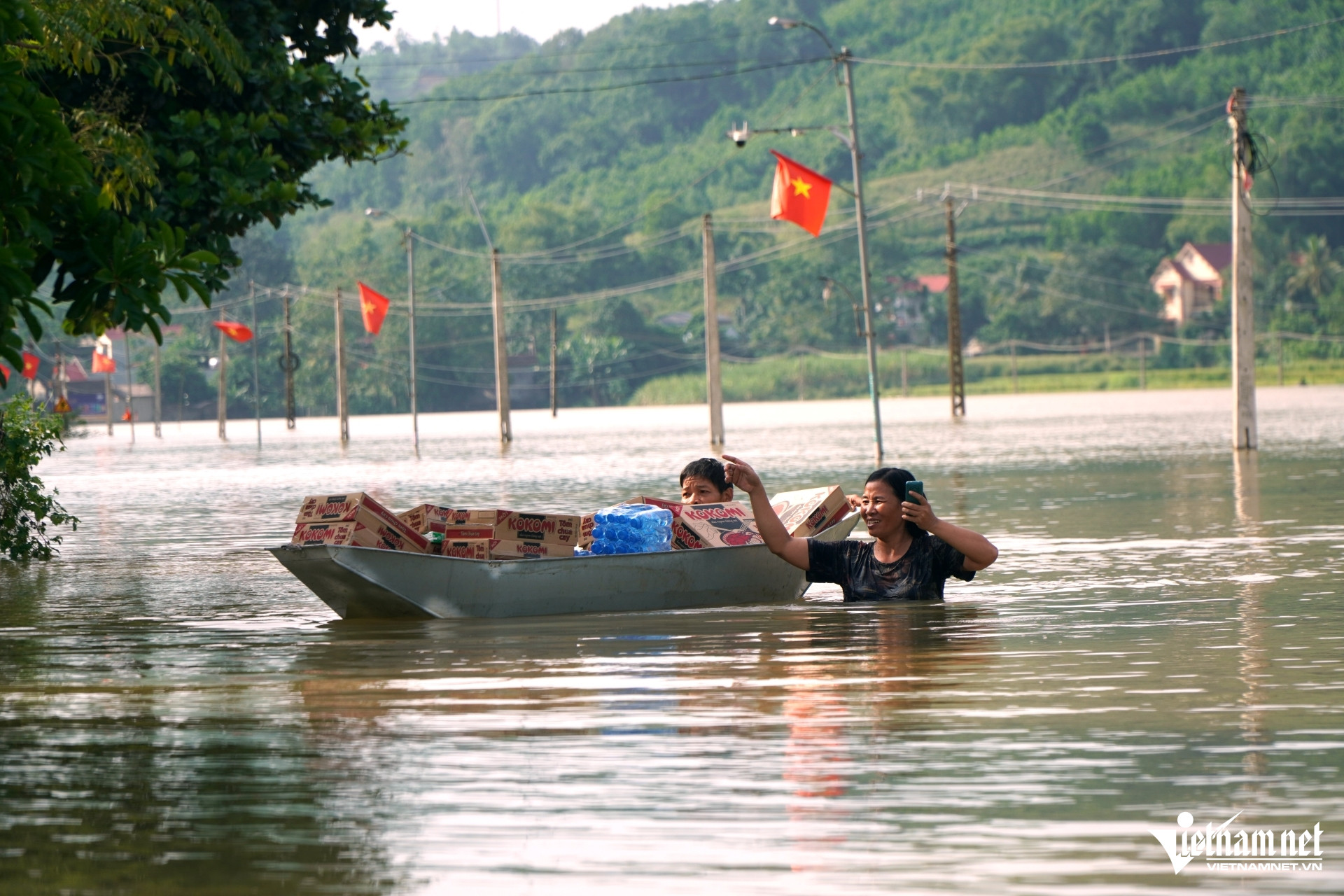 W-a1Nước lũ cao ngang ngực.jpg