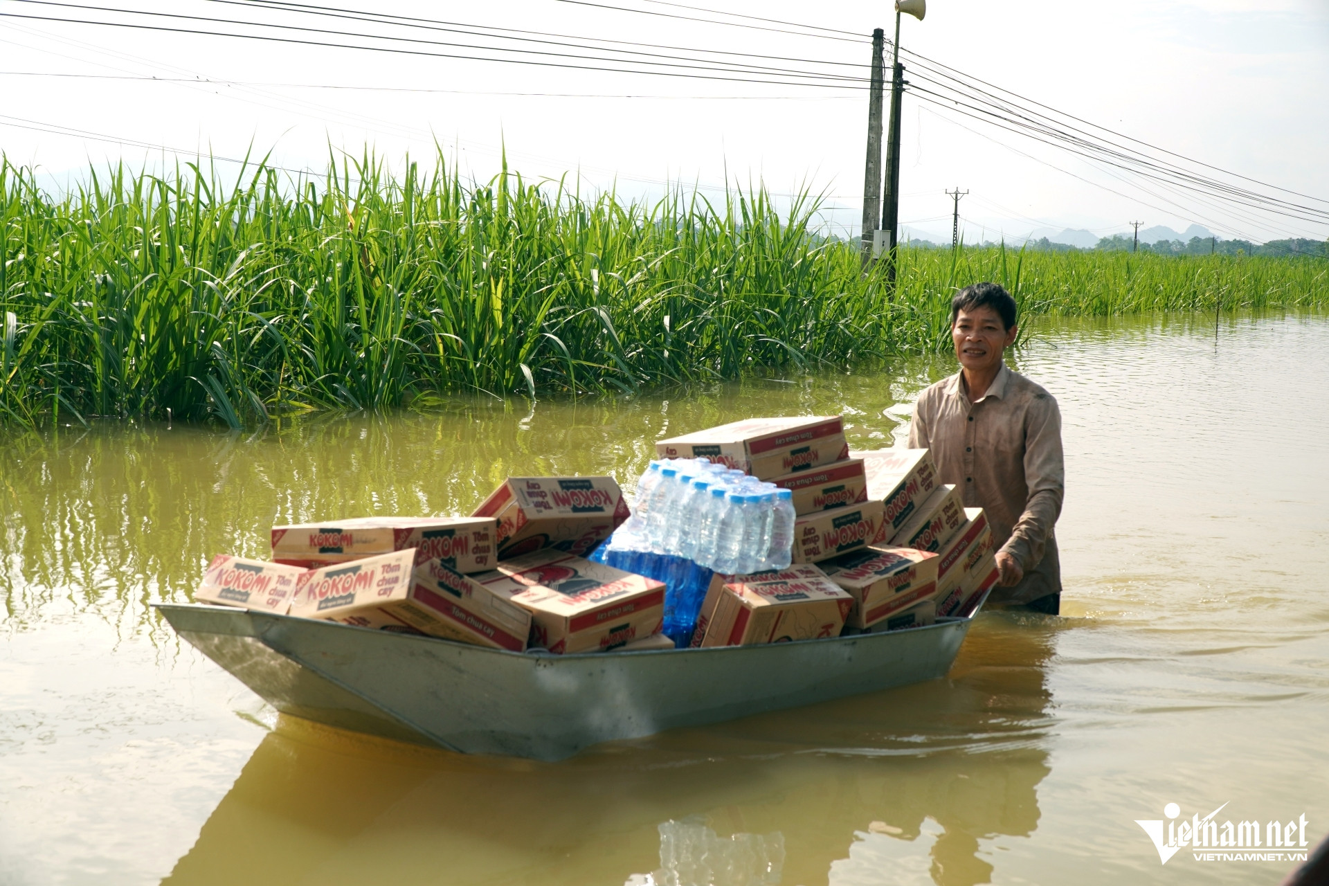 W-a8Nước lũ cao ngang ngực.jpg