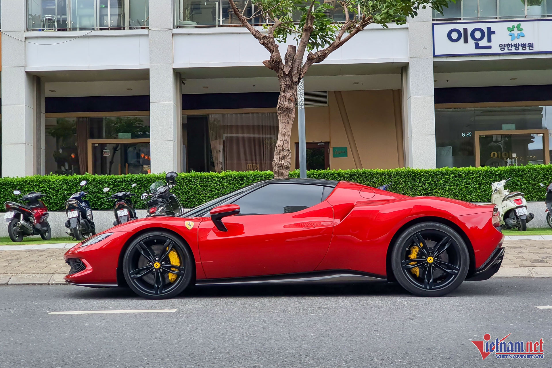 W-Ferrari 296 GTB Vietnamnet 11.jpg