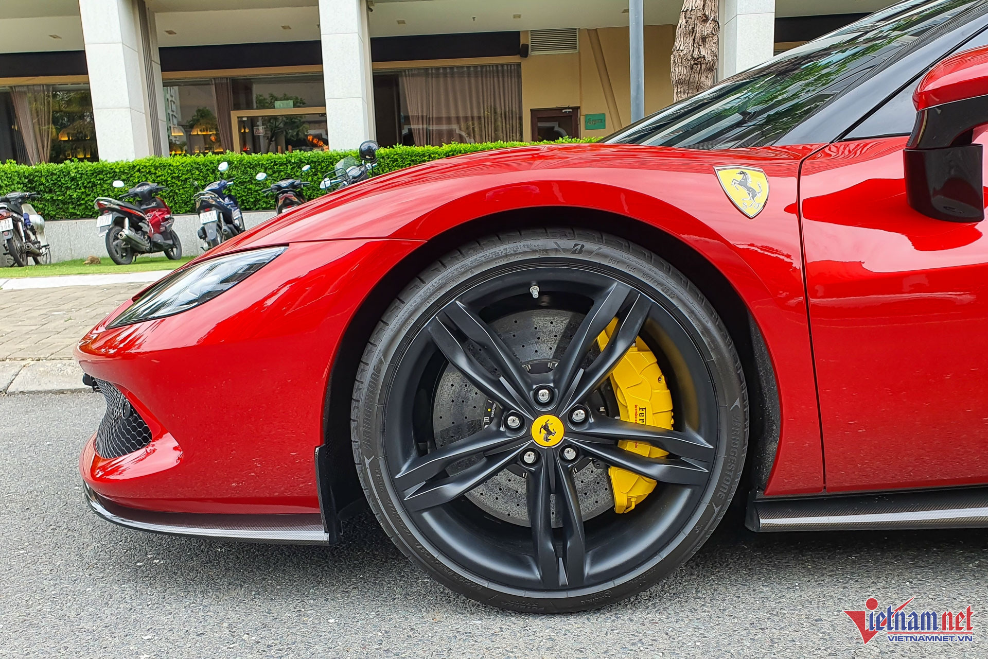 W-Ferrari 296 GTB Vietnamnet 2.jpg