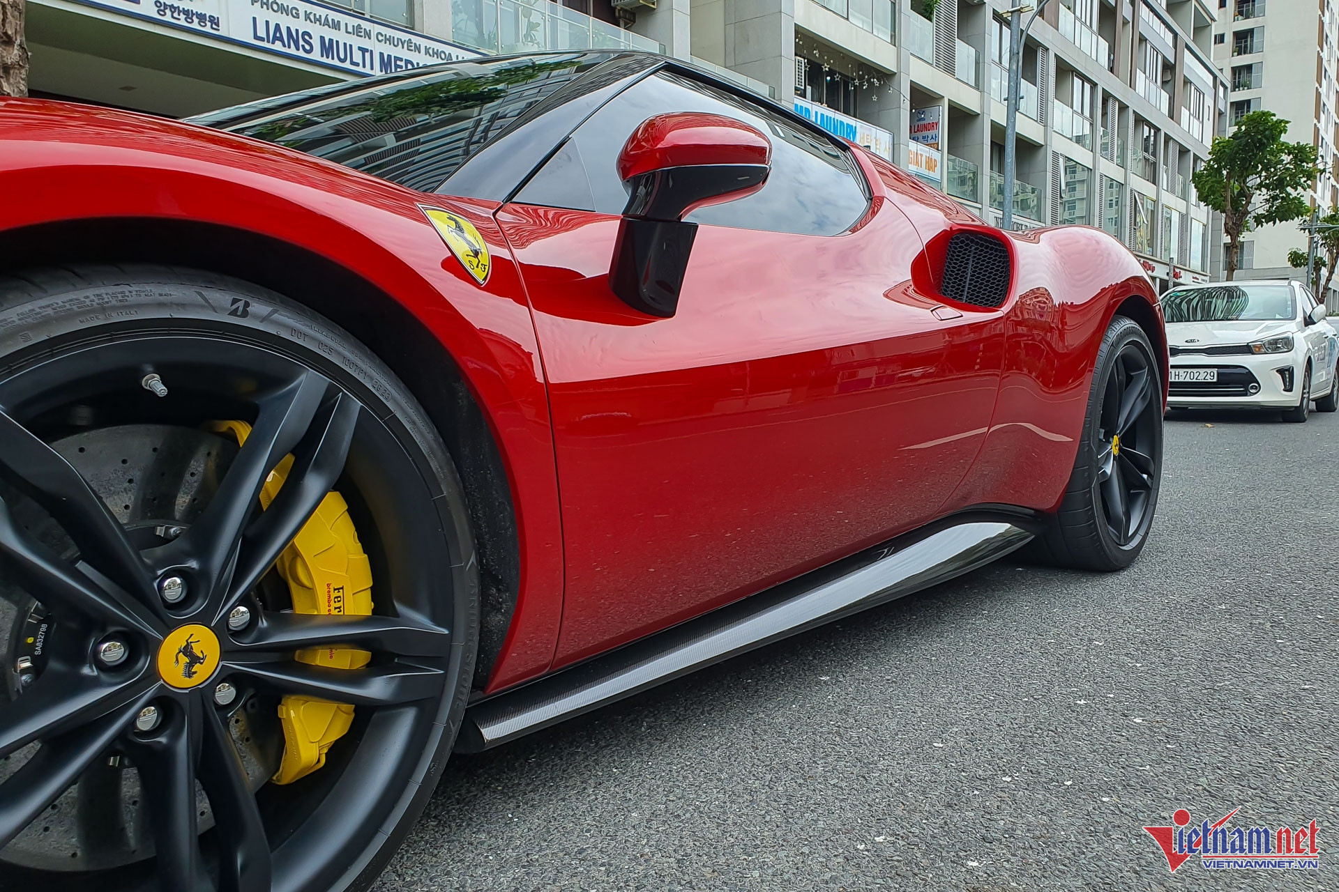 W-Ferrari 296 GTB Vietnamnet 4.jpg