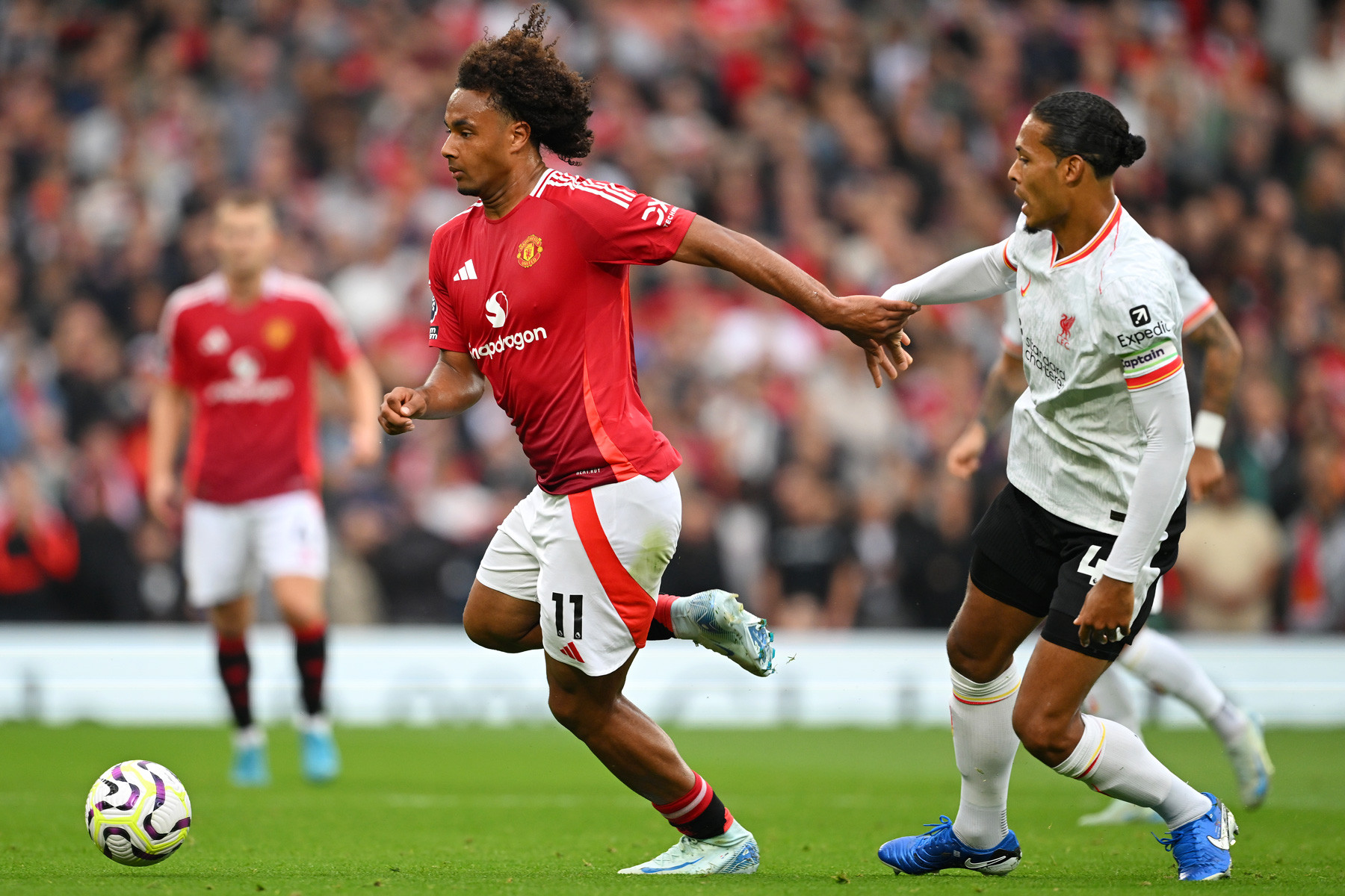 Zirkzee MU Liverpool.jpg