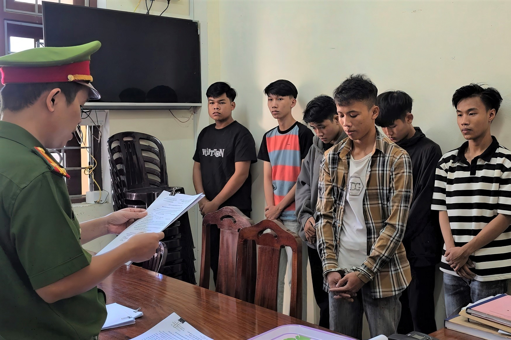 20 thanh niên giải quyết mâu thuẫn trên Facebook bằng hung khí