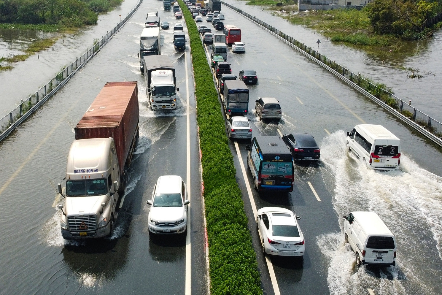 Cao tốc Pháp Vân - Cầu Giẽ vẫn ngập úng, dòng ô tô ùn dài 5km