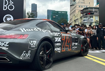 Chưa kịp phô diễn sức mạnh, Mercedes-AMG GT bị rách lốp ở Gumball 3000