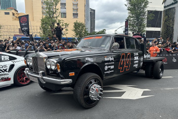 Rolls-Royce độ bánh gai nhọn duy nhất Gumball 3000 xuất hiện trên phố Nguyễn Huệ