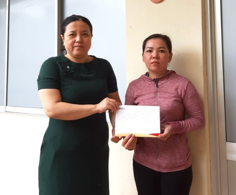 trao tiền Nguyễn Văn Tiến (1).jpg