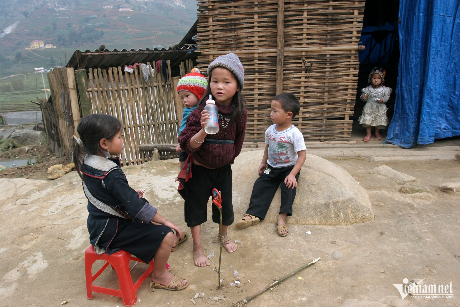 W-tre em dan toc giam ngheo.jpg