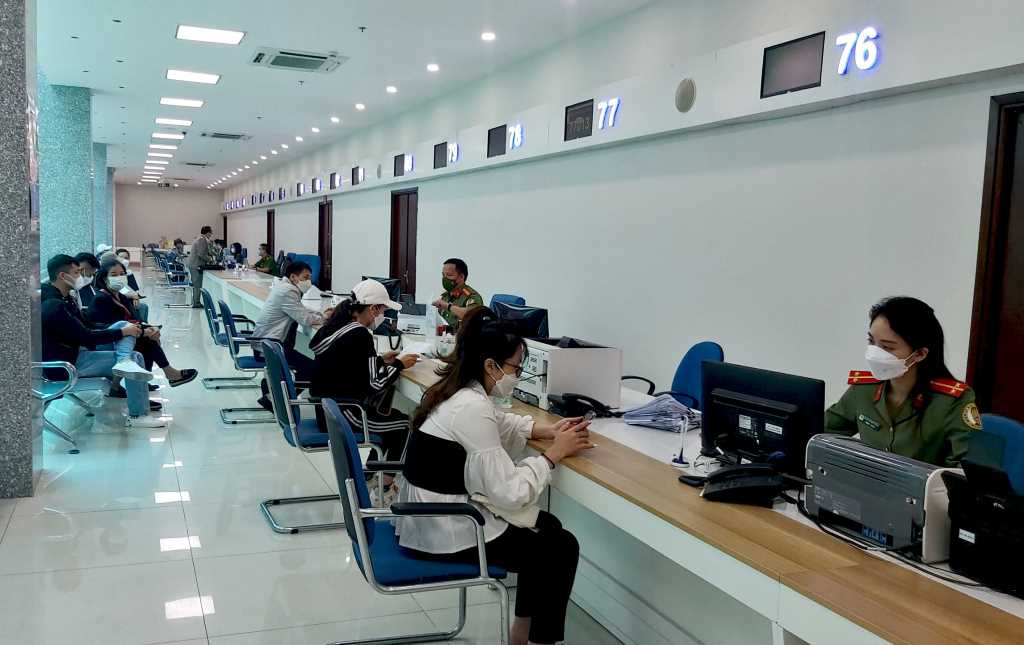cán bộ TT phục vụ hành chính công tỉnh giải quyết TTHC cho người dân DN.jpg