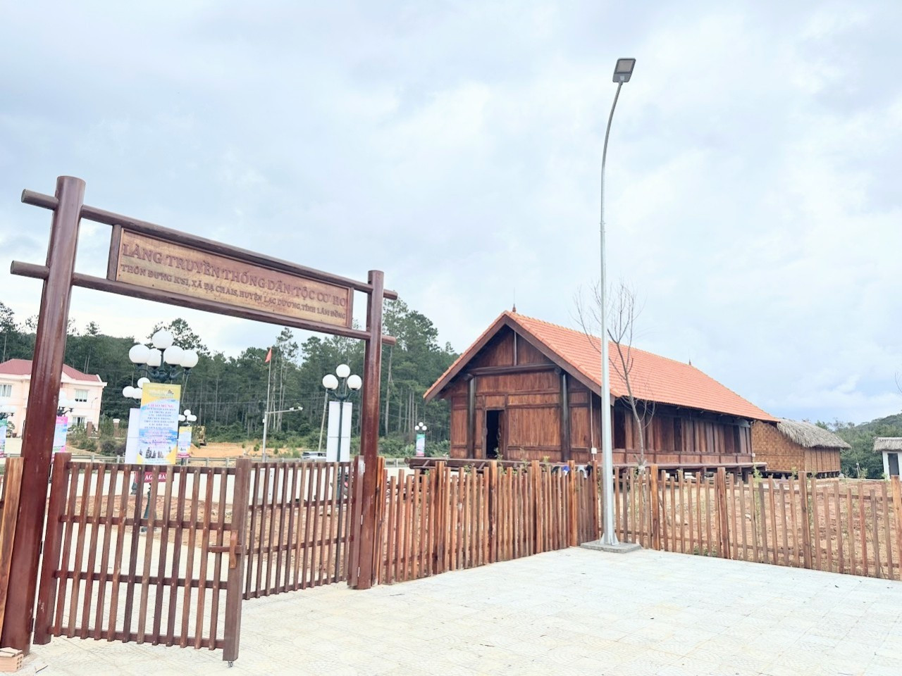 Công trình xây dựng Làng truyền thống dân tộc Cơ Ho thôn Đưng Ksi xã Đạ Chais.jpg