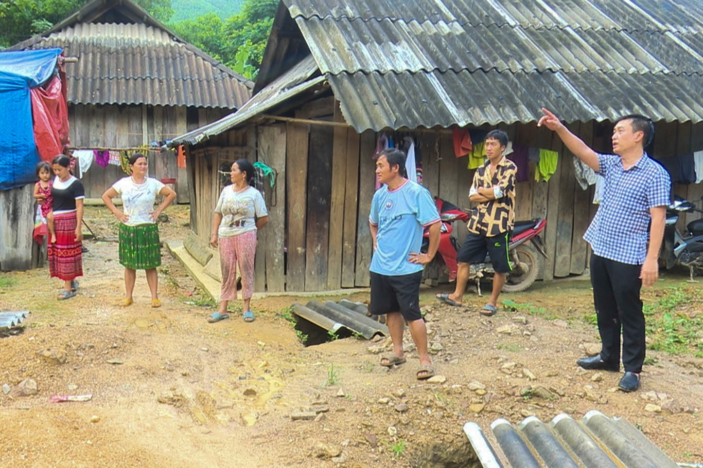 Di dời khẩn cấp các hộ có nguy cơ bị sạt lở ở Đồng Hỷ, Thái Nguyên