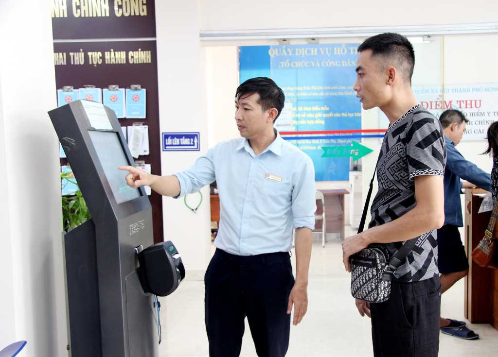 TT HCC Móng cái hỗ trợ công dân lấy số để làm TTHC.jpg