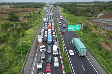 Ùn xe gần 10km, CSGT 'chặn' dòng ô tô dồn vào cao tốc TPHCM - Long Thành