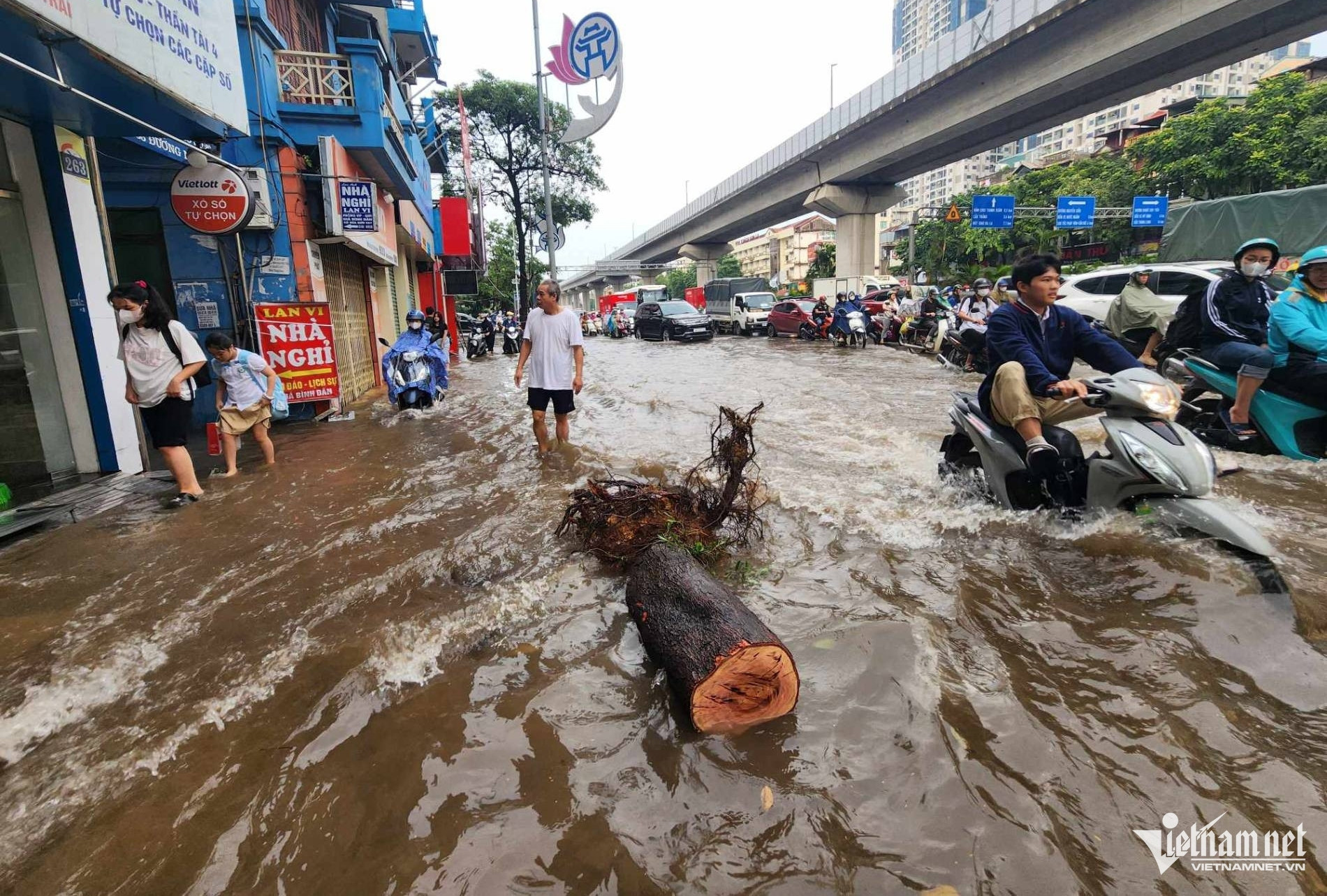 Bản tin sáng 16/9: Nhiều tuyến phố Hà Nội ngập sâu sau trận mưa lớn sáng nay