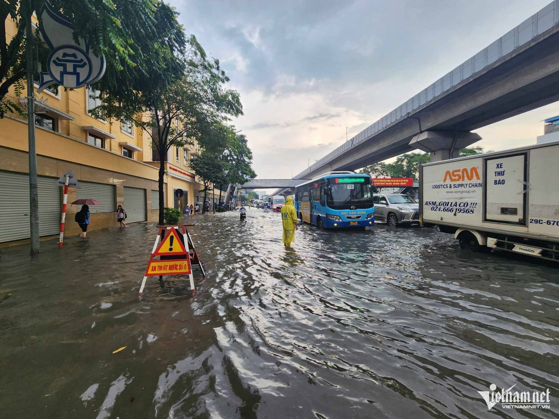 Hà Nội mưa lớn, hàng loạt trường học tạm dừng học trực tiếp, chuyển sang học trực tuyến