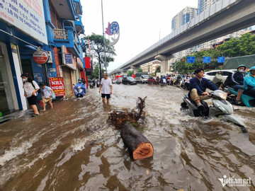 Hà Nội: Mưa lớn bất ngờ, nơi học sinh khốn khổ đến trường, nơi cho học online