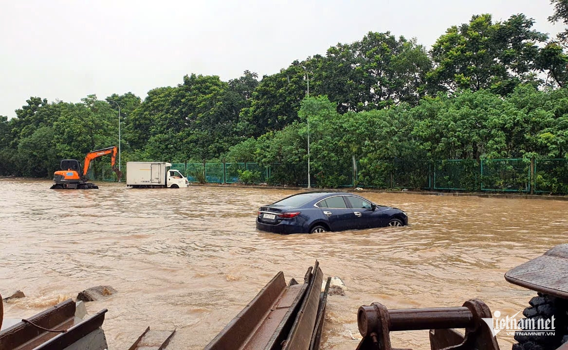 Hà Nội mưa lớn, hàng loạt trường học tạm dừng học trực tiếp, chuyển sang học trực tuyến