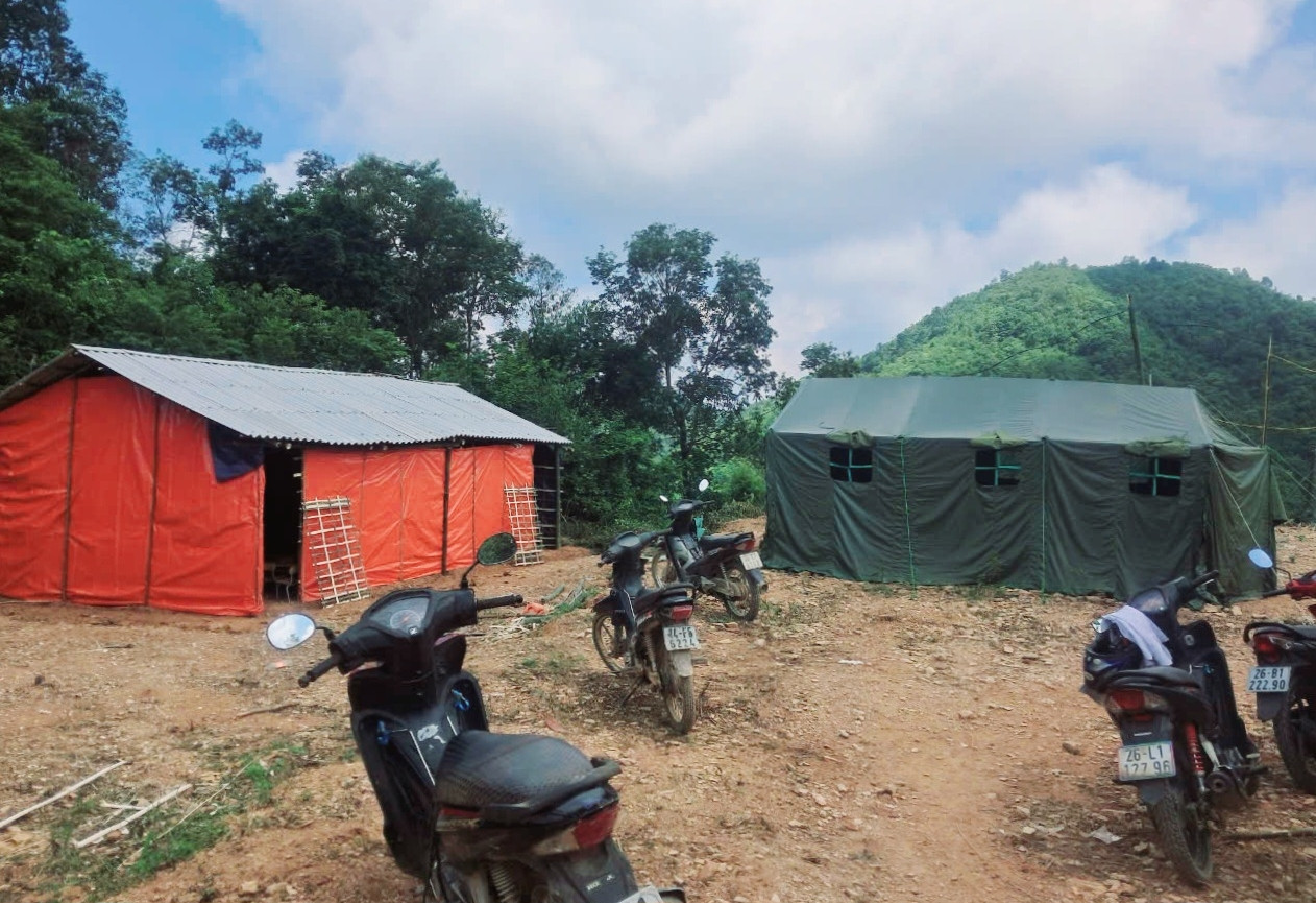 Lớp học bằng cọc tre, phủ bạt của 25 học sinh ở Sơn La