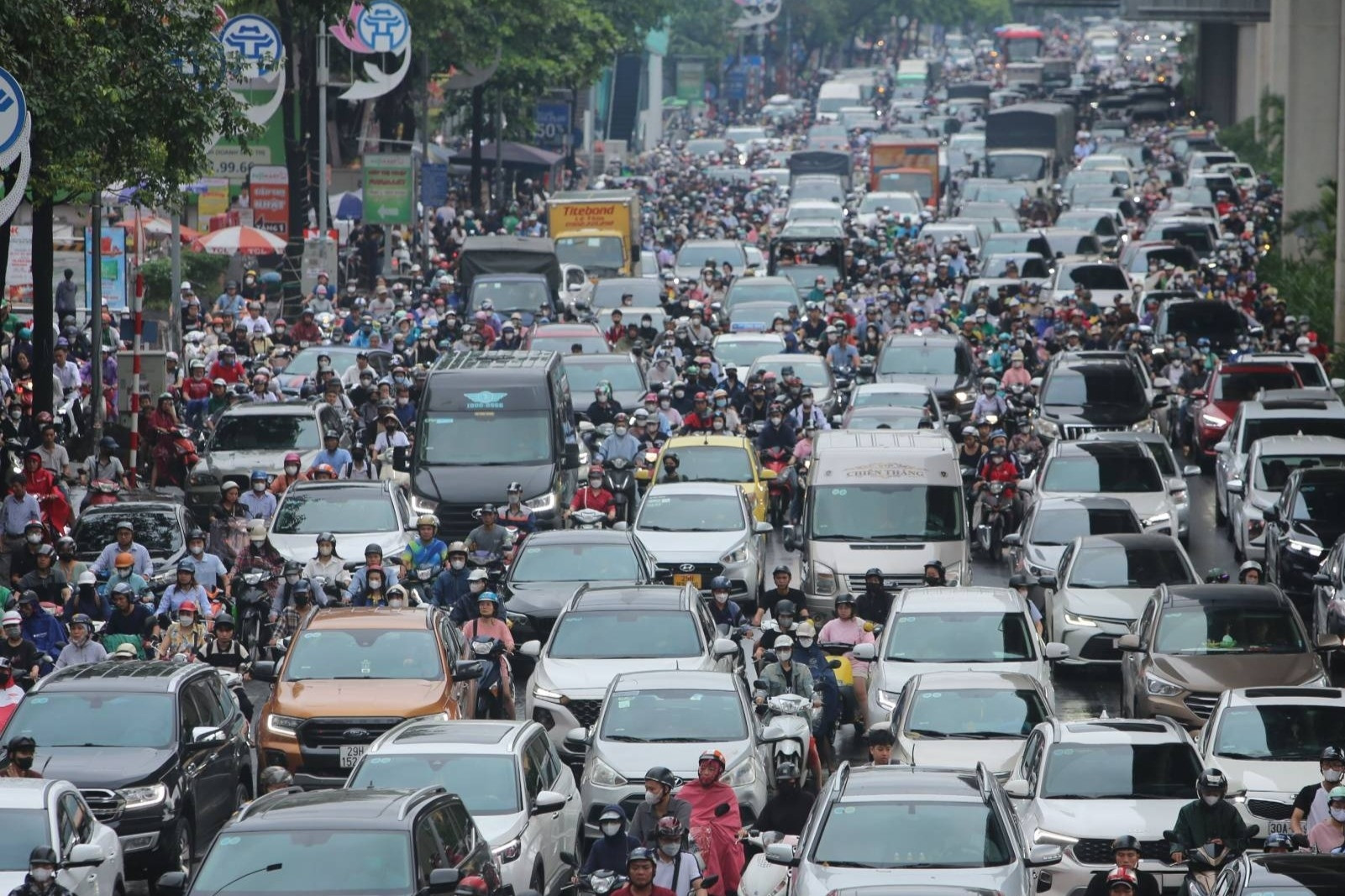 Nhiều phố Hà Nội lại ngập như 'sông' sáng đầu tuần, xe cộ ùn tắc nhiều giờ