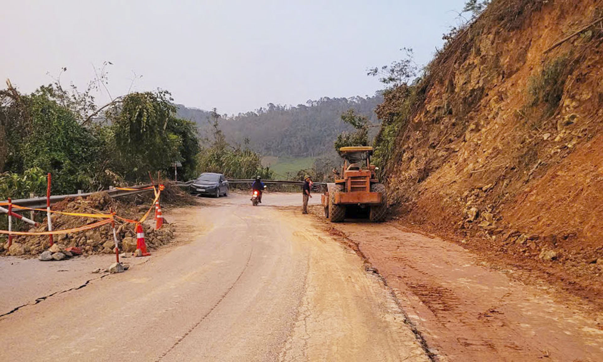 Sơn động nẻ đường_1.JPG