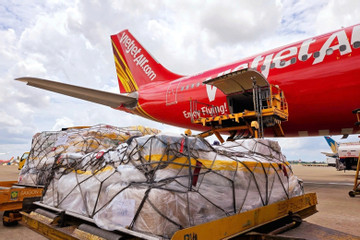 Vietjet vận chuyển miễn phí 20 tấn thuốc điều trị cho dân sau bão lũ