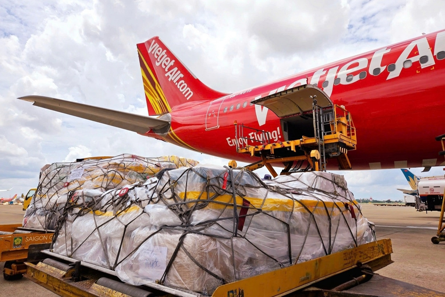 Vietjet vận chuyển miễn phí 20 tấn thuốc điều trị cho dân sau bão lũ