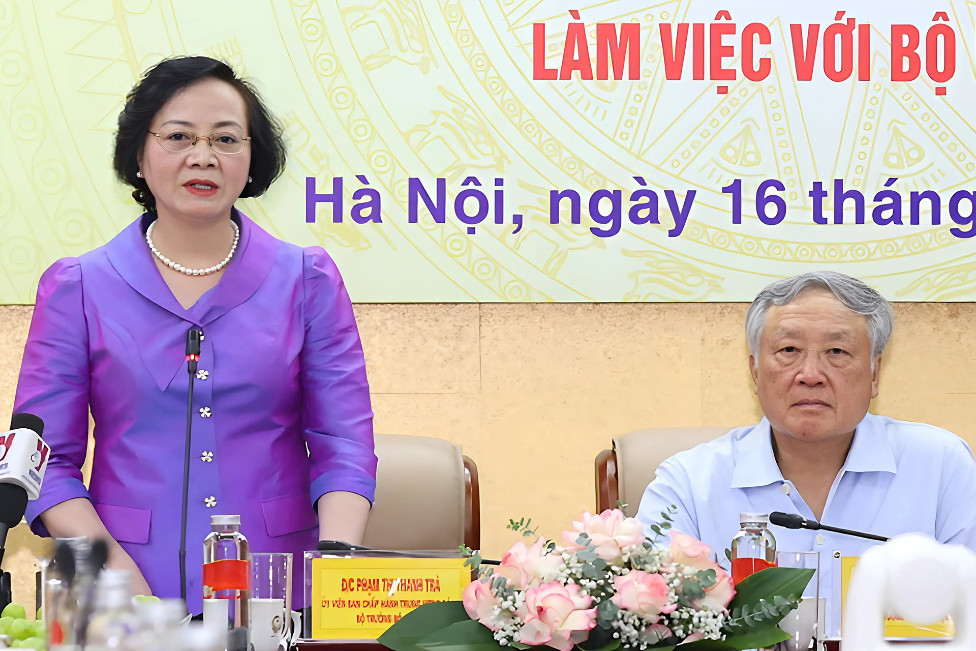 Hơn 7.000 viên chức có thể được chuyển thành công chức hợp đồng