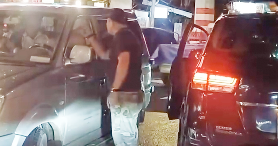 Vào khoảng [giờ xảy ra] tại [địa điểm cụ thể], video ghi lại cảnh một người đàn ông hành động mạnh bạo khi đập phá một chiếc xe ô tô đang đỗ giữa đường.