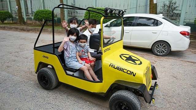 Ông bố 9X chi 30 triệu đồng, tự chế tạo xe ô tô điện chở con đi học