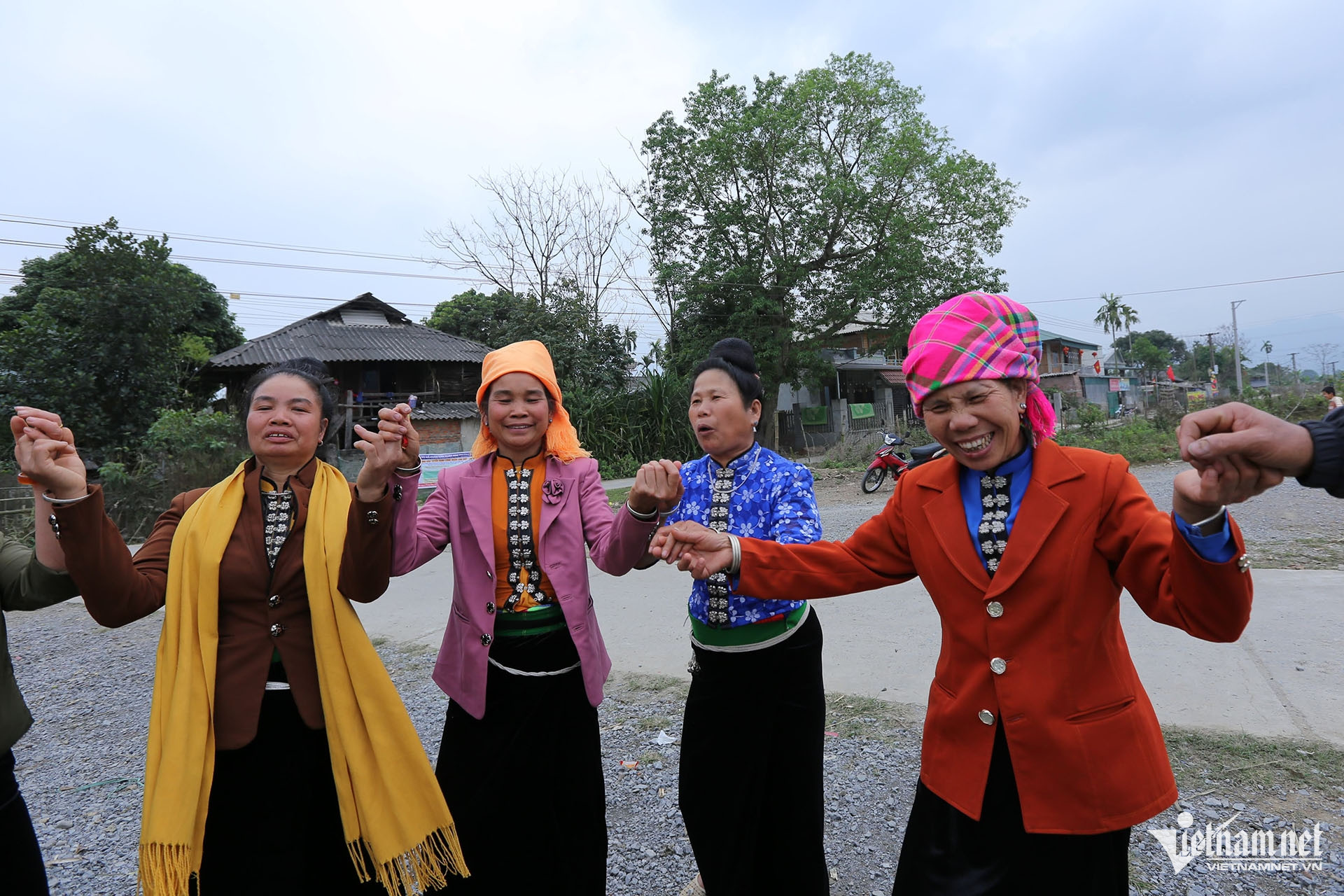 W-dan toc mien nui.jpg