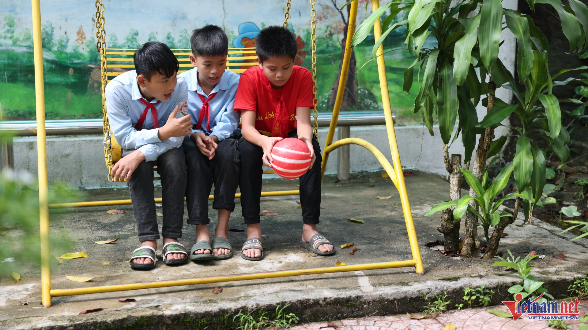 Lũ quét tàn phá: Học sinh Làng Nủ trở lại trường học, nỗi đau đan xen hy vọng