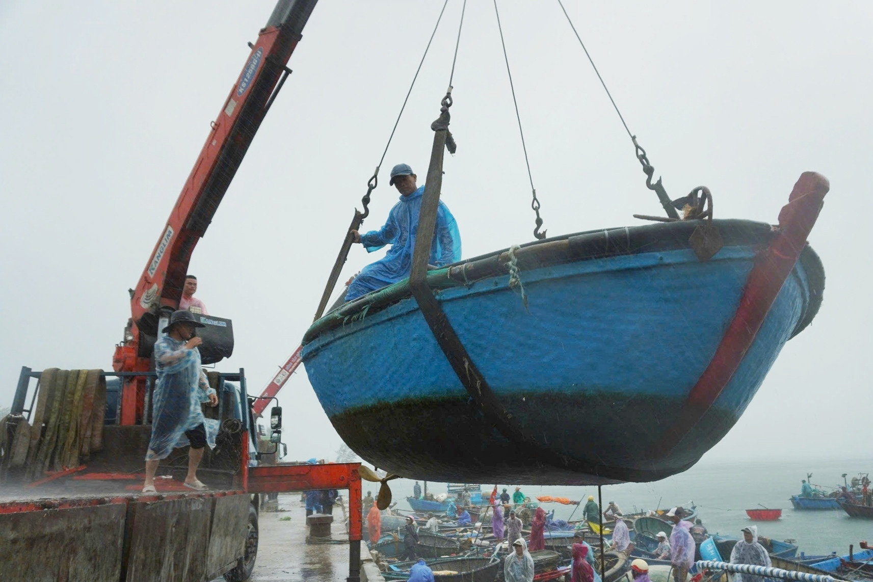 Áp thấp nhiệt đới sắp mạnh thành bão: Ngư dân hối hả thuê xe cẩu tàu thuyền lên đường