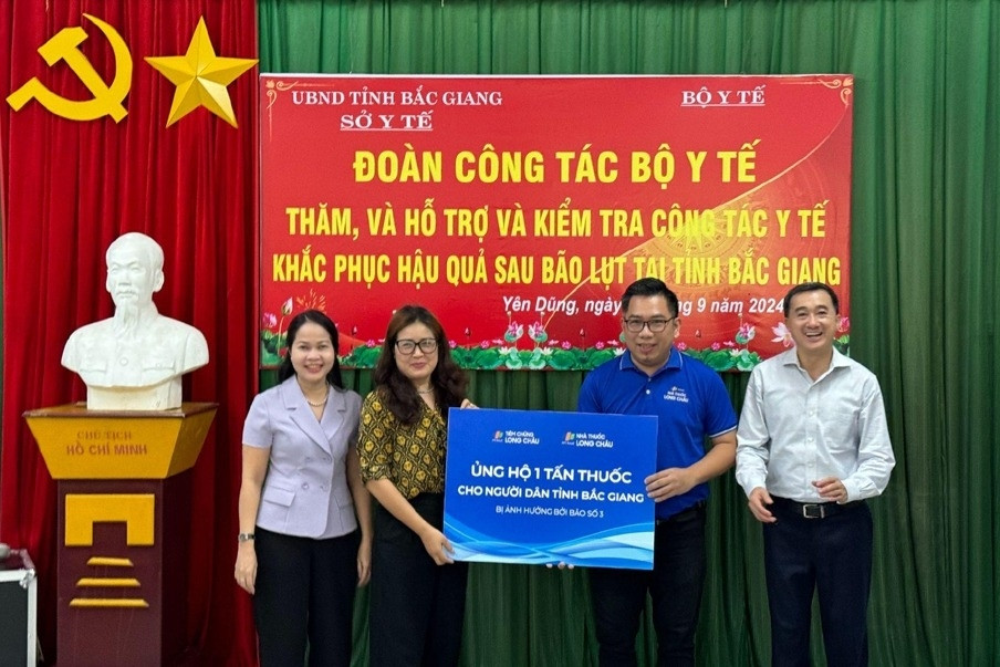 FPT Long Châu hỗ trợ người dân vùng bão lũ 10 tấn thuốc